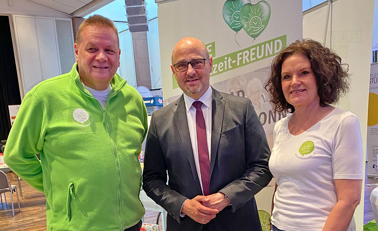 Oberbürgermeister Johannes Arnold am schenkzeit-Stand Schenkzeit bei der Ettlinger Sozialmesse vertreten