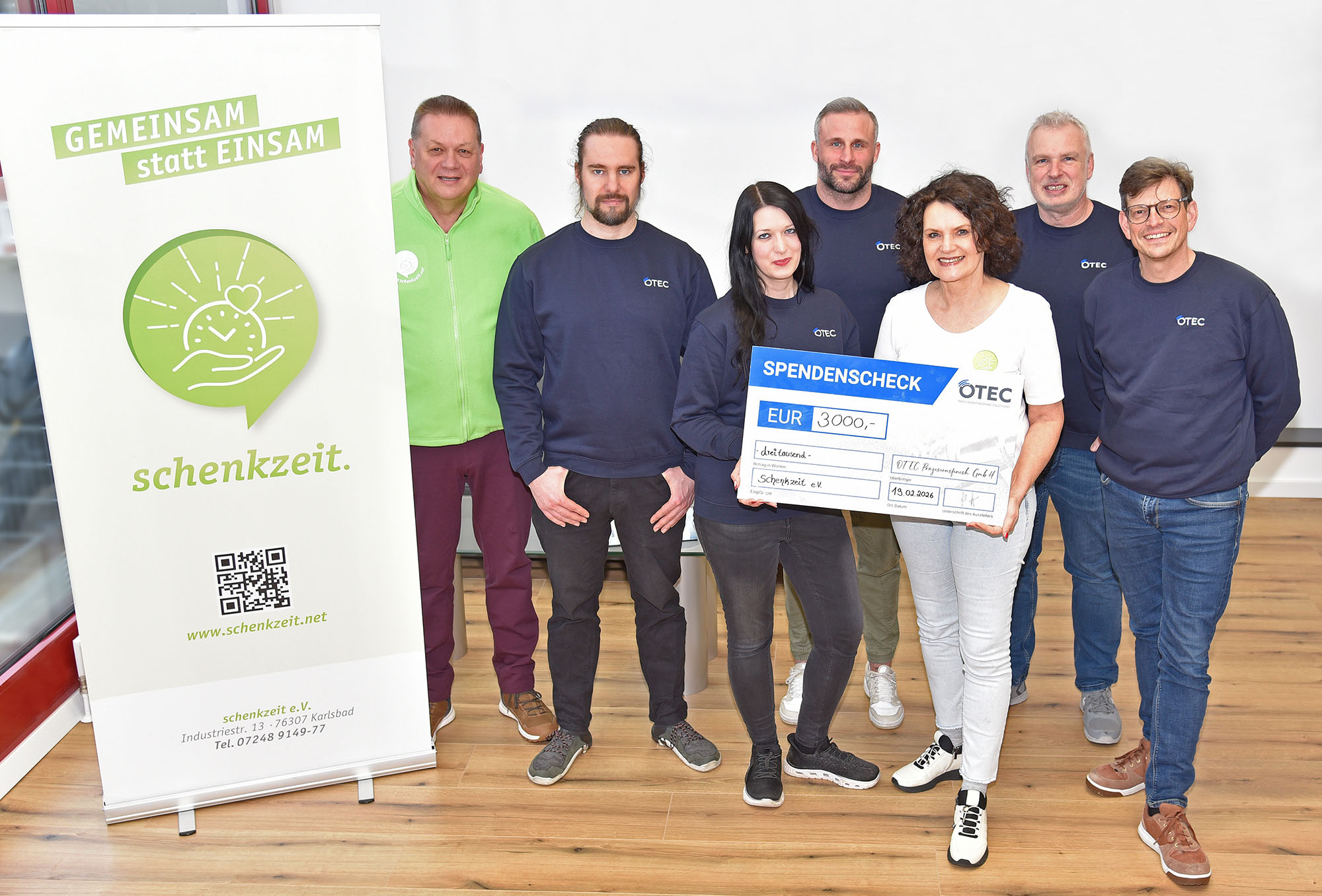 schenkzeit Mitarbeiter zusammen mit Mitarbeitern der Firma Otec bei der Spendenübergabe